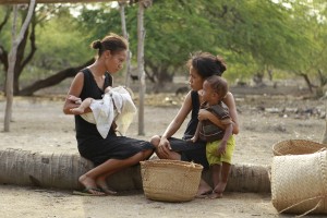 Augusta Soares as Teresa & Irim Tolentino as Beatriz in 'A Guerra da Beatriz'